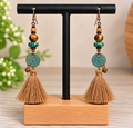 Boucles d’oreilles bohèmes à pompon beige et perles turquoise