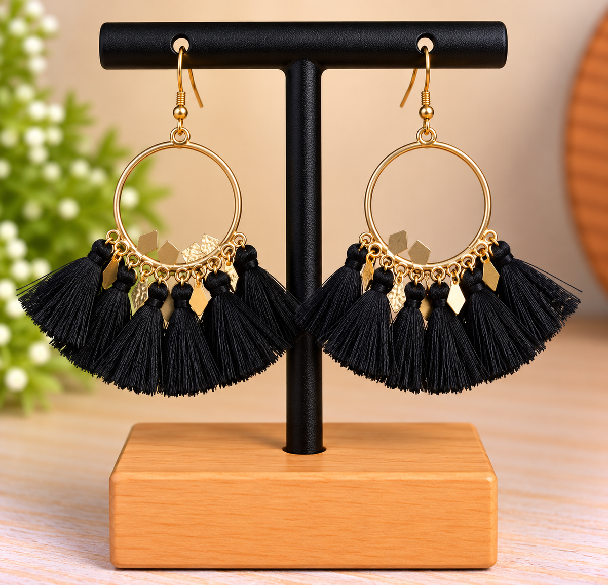 Boucles d’oreilles créoles dorées à pompons noirs – Style bohème
