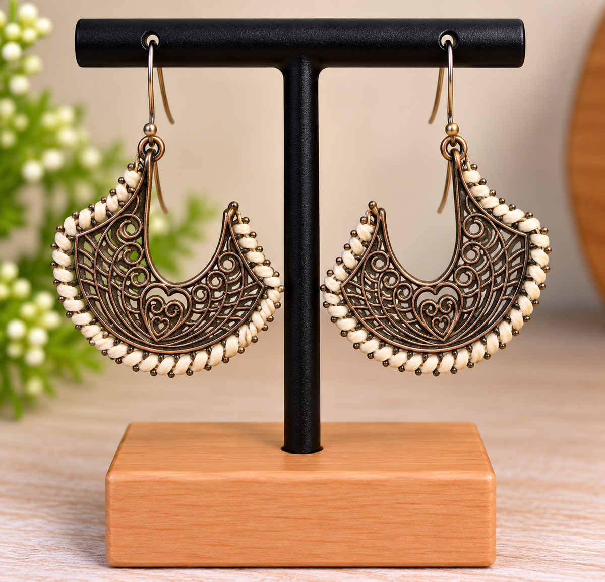 Boucles d’oreilles demi-lune bronze et écru – Style bohème ethnique
