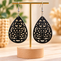 Boucles d’oreilles noires en bois ajouré – Goutte baroque