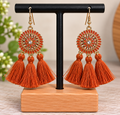 Boucles d’oreilles terracotta à pompons – Style bohème chic