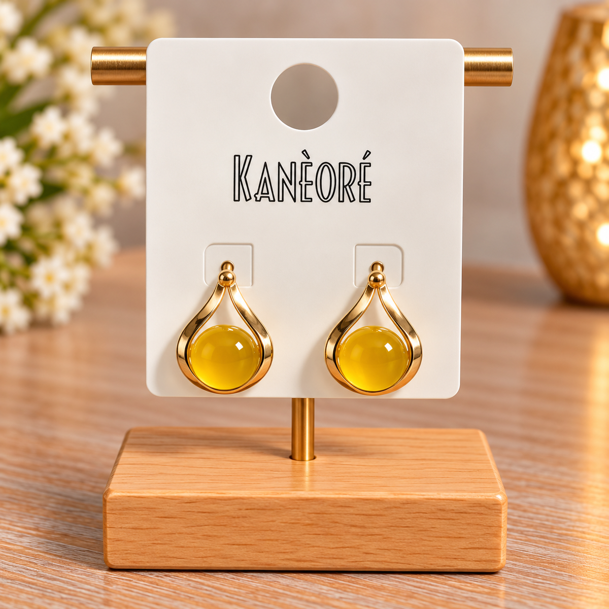 ✨ KANÈORÉ – Boucles d’oreilles dorées avec pendentif jaune