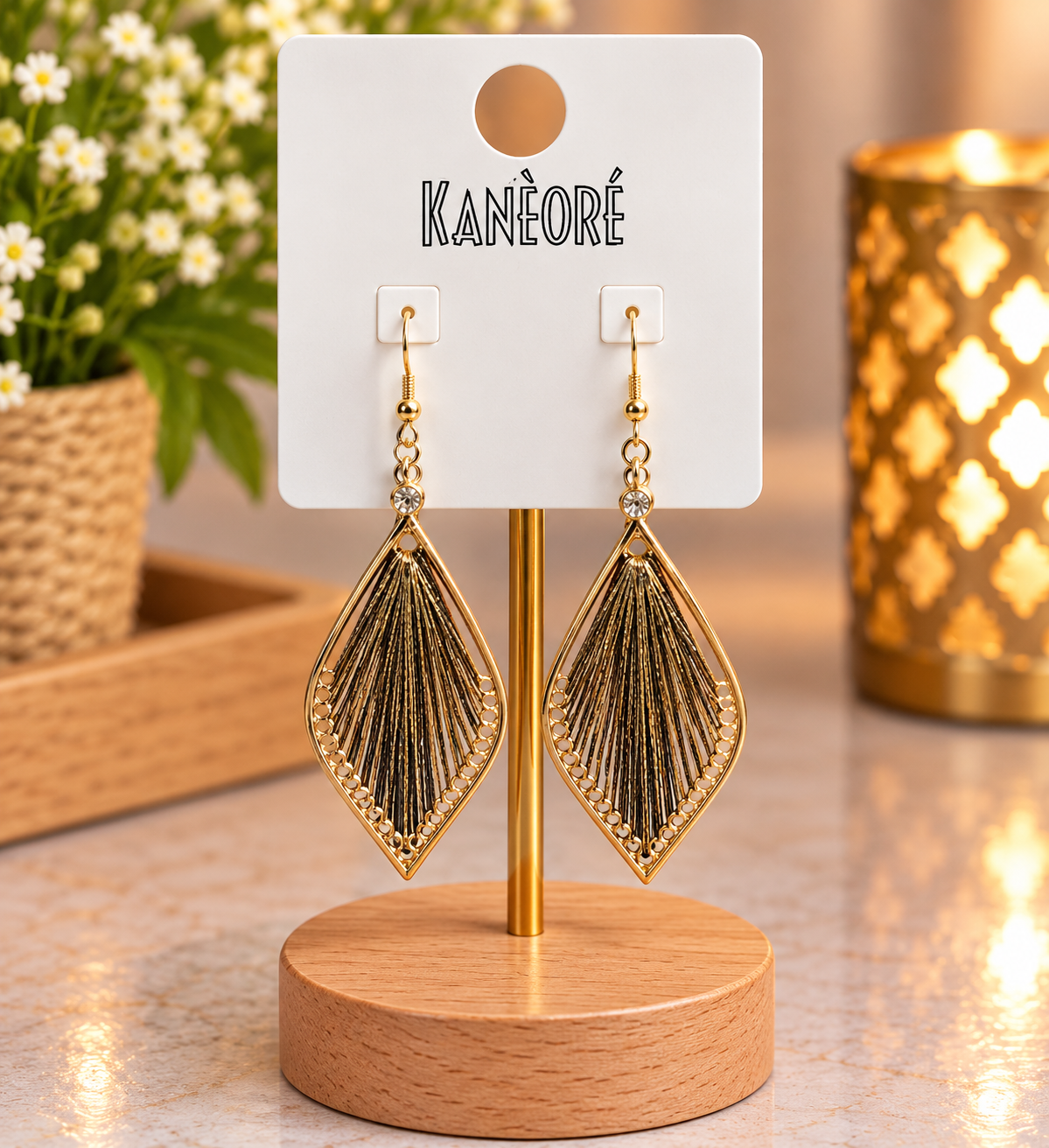 ✨ Boucles d’oreilles pendantes dorées en forme de goutte ajourée ✨