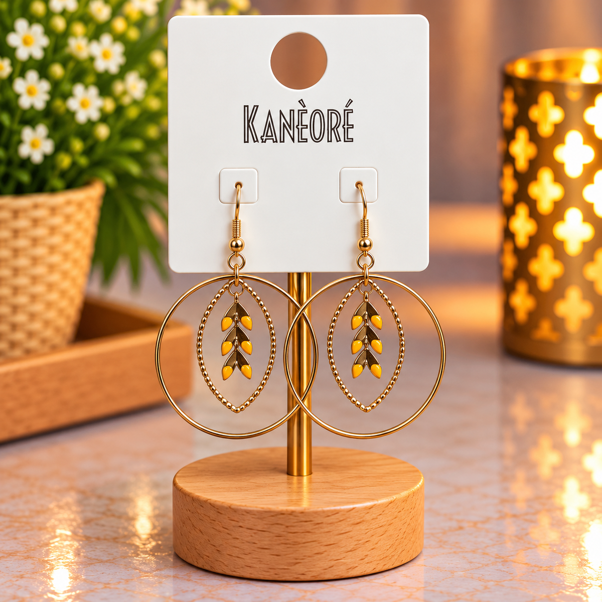 ⭐⭐⭐Boucles d’oreilles créoles dorées avec pendentifs feuilles jaunes – Kanèoré