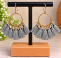 Boucles d’oreilles créoles dorées à pompons gris – Style bohème