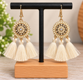 Boucles d’oreilles écrues à pompons dorés – Style bohème chic