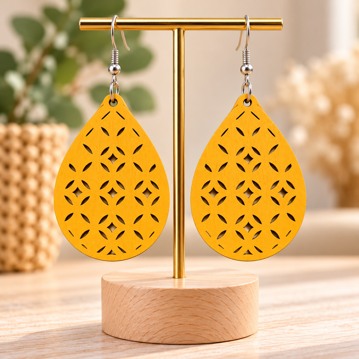 Boucles d’oreilles jaune moutarde en bois ajouré – Goutte bohème