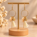 ⭐⭐⭐ Boucles d’oreilles dorées avec pompons et breloques ivoire
