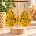 Boucles d’oreilles pendantes dorées à motifs floraux ajourés