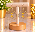 ✨Boucles d’oreilles dorées à anneaux et feuilles jaunes – Kanèoré