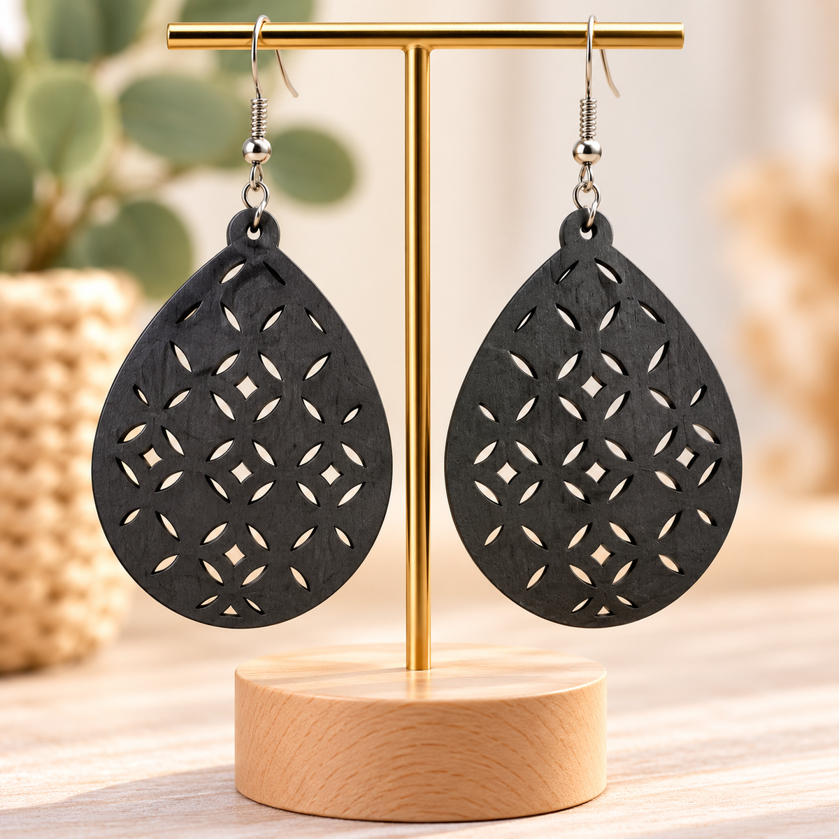 Boucles d’oreilles noires en bois ajouré – Goutte fantaisie