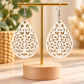 Boucles d’oreilles ivoire en bois ajouré – Goutte baroque