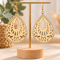 Boucles d’oreilles en bois clair ajouré – Goutte bohème