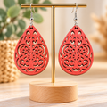 Boucles d’oreilles rouges en bois ajouré – Goutte bohème
