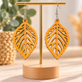 Boucles d’oreilles feuille en bois ajouré – Jaune doré