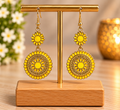 ✨✨✨ Boucles d’oreilles pendantes marguerites jaunes et dorées – Kanèoré