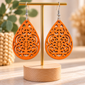 Boucles d’oreilles orange en bois ajouré – Goutte bohème