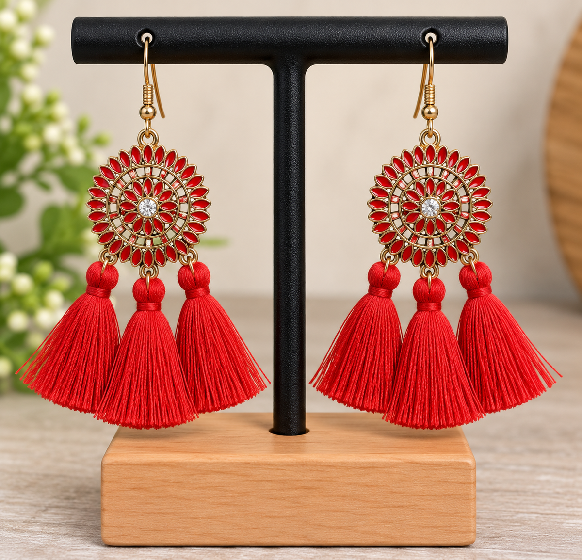 Boucles d’oreilles rouges à pompons dorés – Style bohème