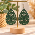 Boucles d’oreilles vert foncé en bois ajouré – Goutte bohème