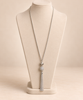 Collier long argenté à pendentif boule et pompon – Kanèoré