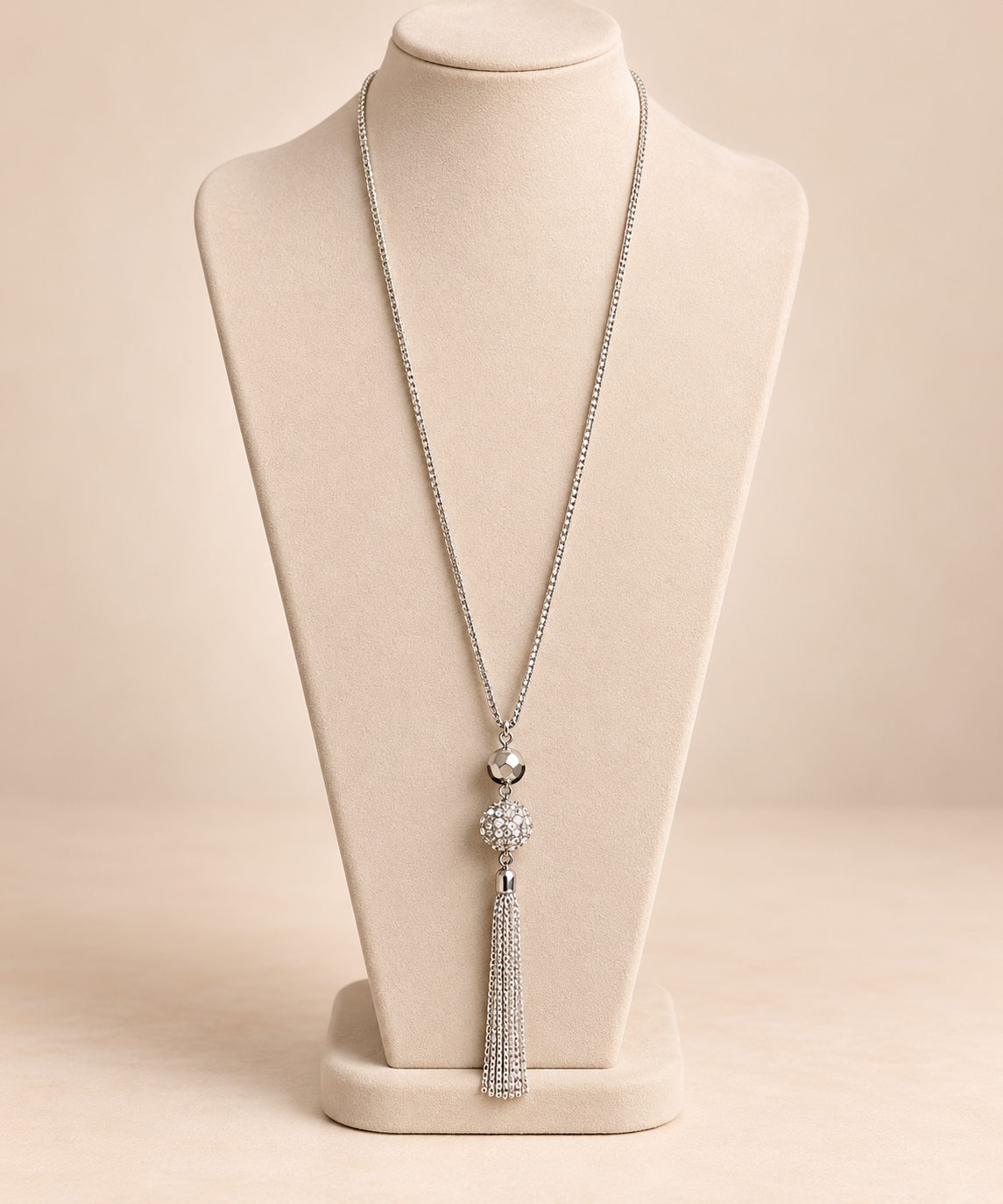 Collier long argenté à pendentif boule et pompon – Kanèoré