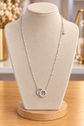 Collier argenté avec pendentif double anneau brillant – Kanèoré