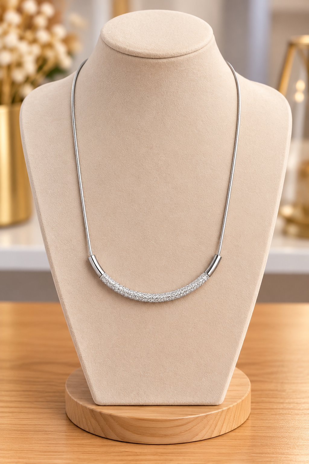 Collier argenté élégant avec pendentif courbé brillant