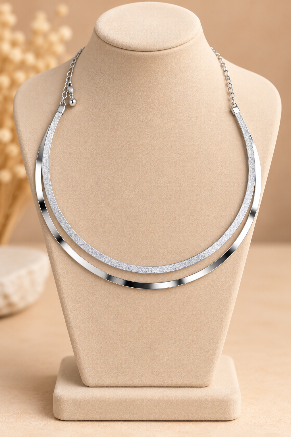 Collier plastron argenté double rang au design moderne