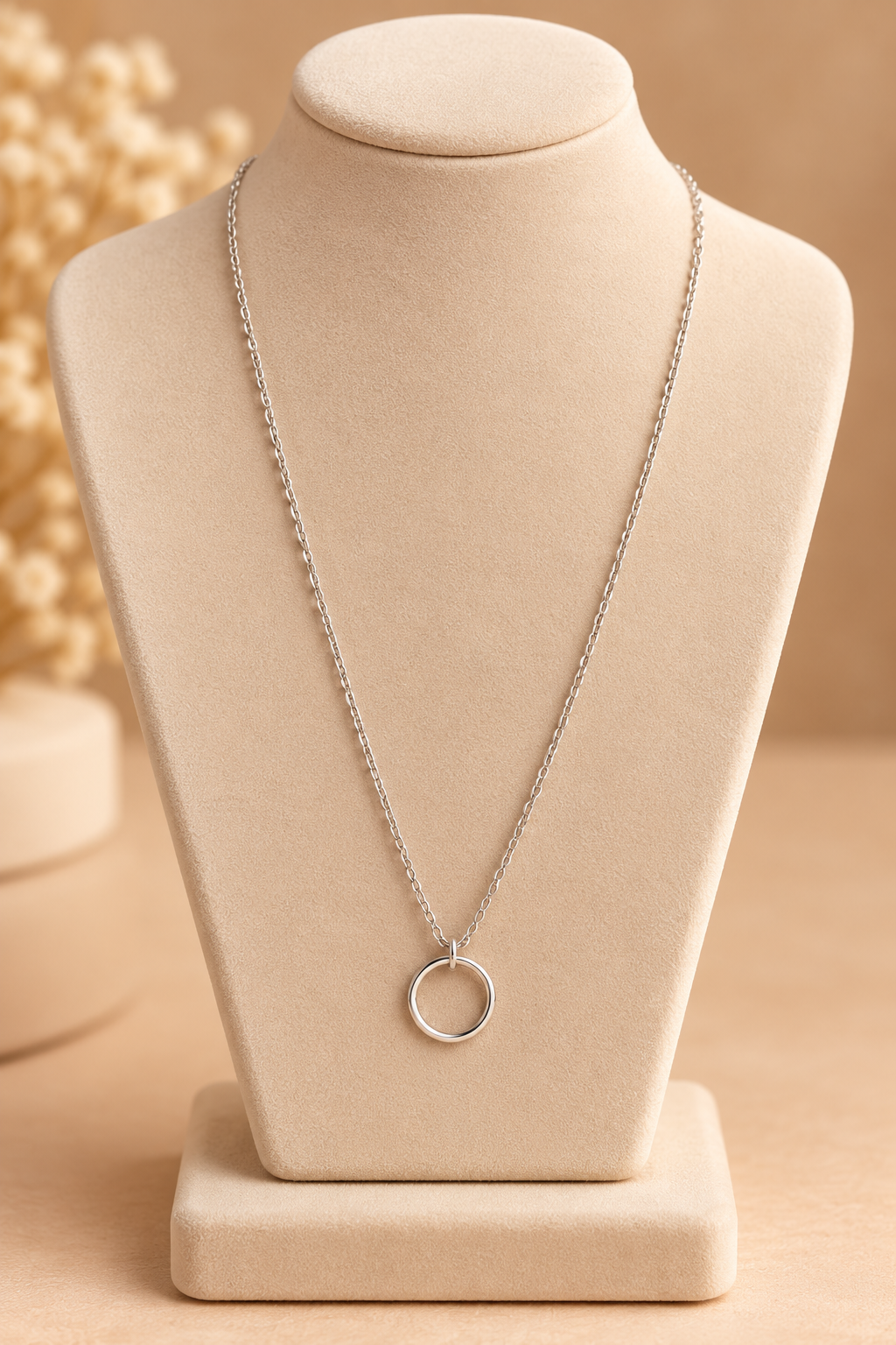 Collier argenté avec pendentif cercle minimaliste