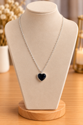 Collier argenté avec pendentif cœur noir – Kanèoré