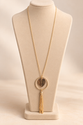 Collier long doré avec pendentif feuille et pompon – Kanèoré