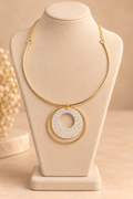 Collier doré avec pendentif rond pailleté – Kanèoré