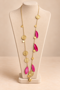 Collier long doré avec médaillons et feuilles fuchsia – Kanèoré