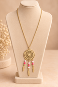 Collier doré attrape-rêves avec plumes et perles roses – Kanèoré