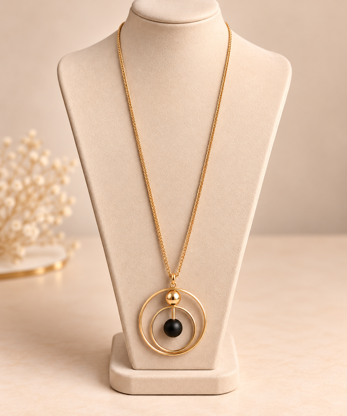 Collier long doré avec pendentif cercles et perle noire – Kanèoré
