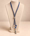 Collier long bleu marine et argenté avec pendentifs et pompon – Kanèoré