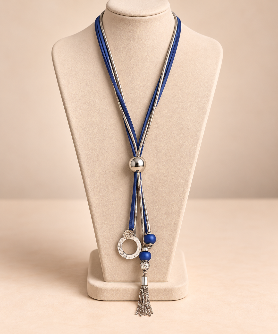 Collier long bleu marine et argenté avec pendentifs et pompon – Kanèoré