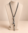 Collier long noir et argenté à pendentifs – Kanèoré