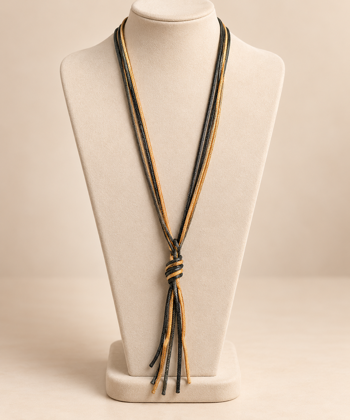 Collier long fantaisie noir et doré à pampilles – Kanèoré