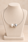 Collier ras-de-cou argenté avec perle blanche et boule miroir