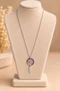 Collier argenté attrape-rêves avec plume rose et violette